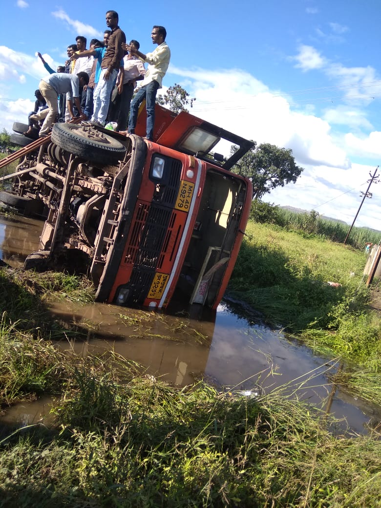 one killed, 40 injured in medha palus bus accident in satara