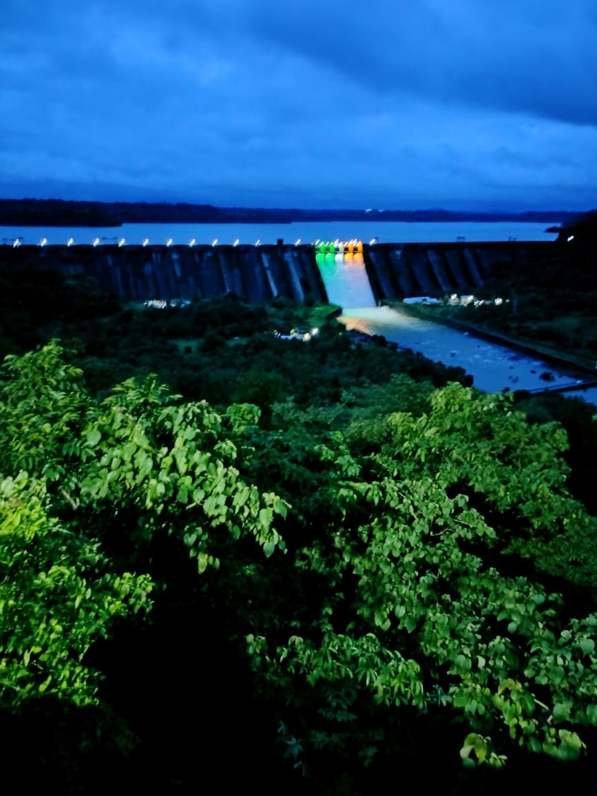 मुंबईला पाणी पुरवठा करणाऱ्या भातसा धरणातील पाण्याला 'तिरंग्याचा' रंग