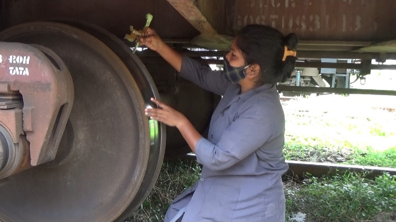 team of 10 women to inspect the Central Railway freight train in thane