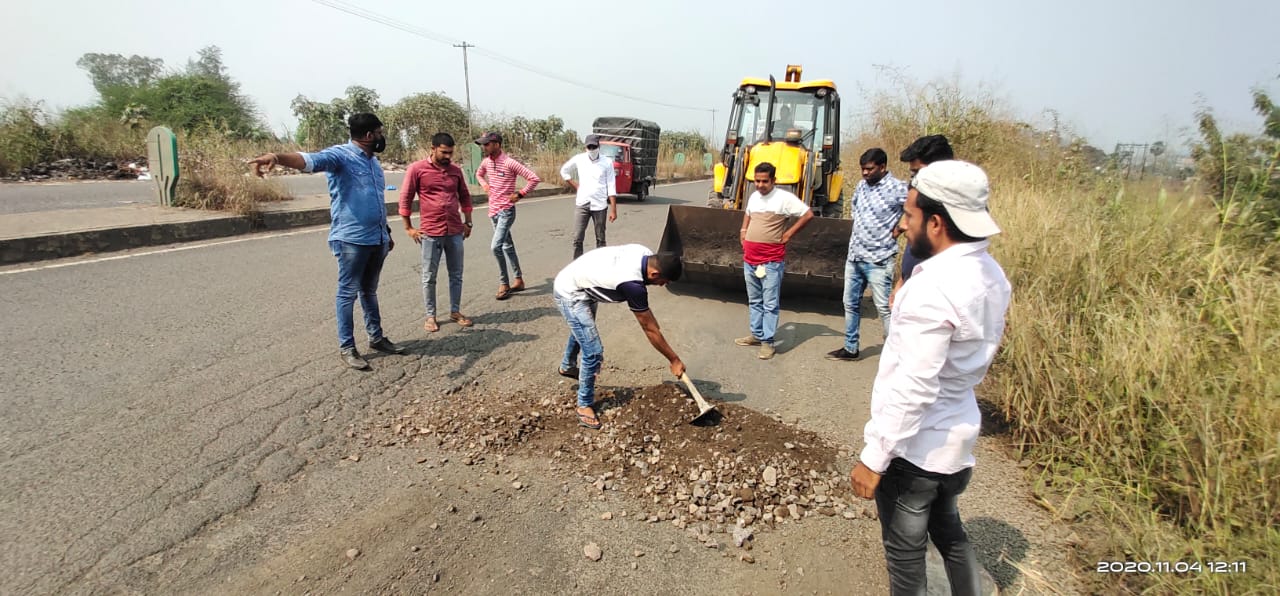 खड्डे बुजविताना तरुण