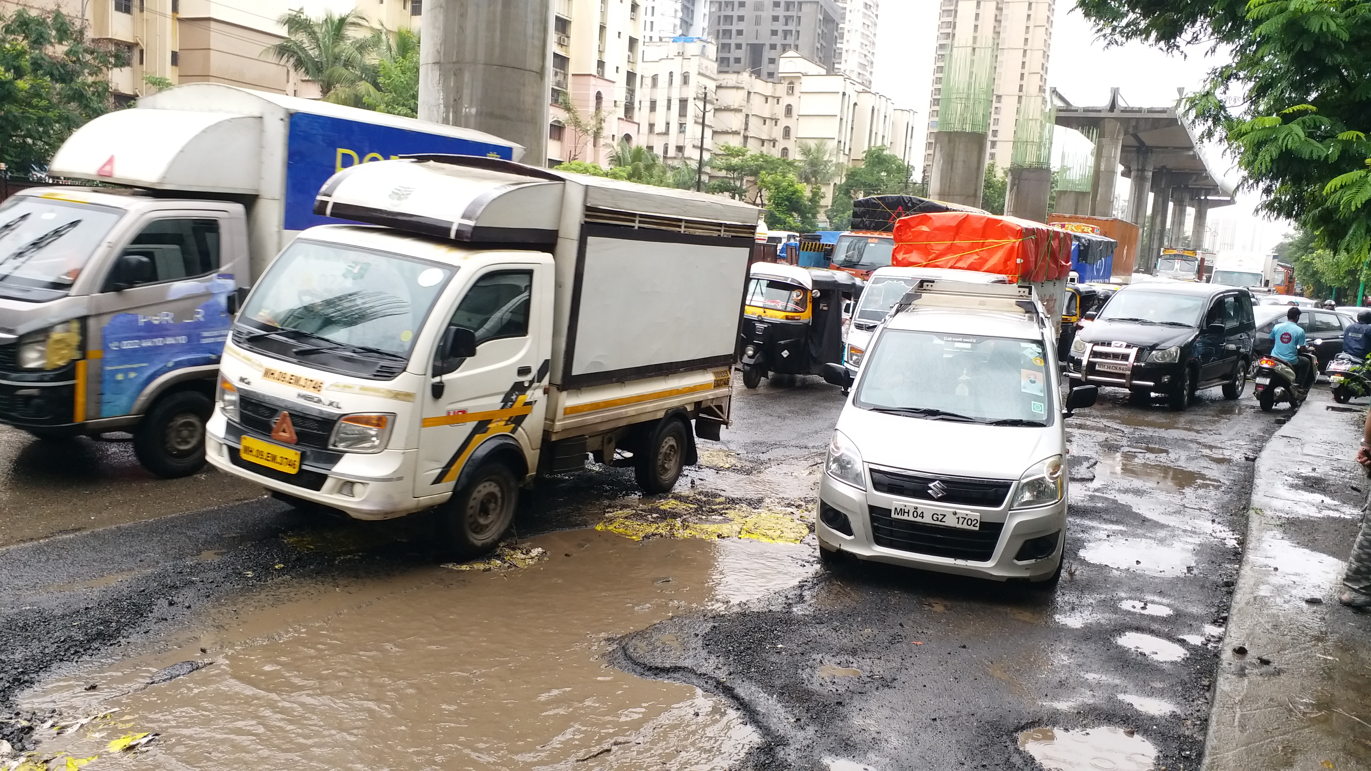 Vehicle queues in Thane