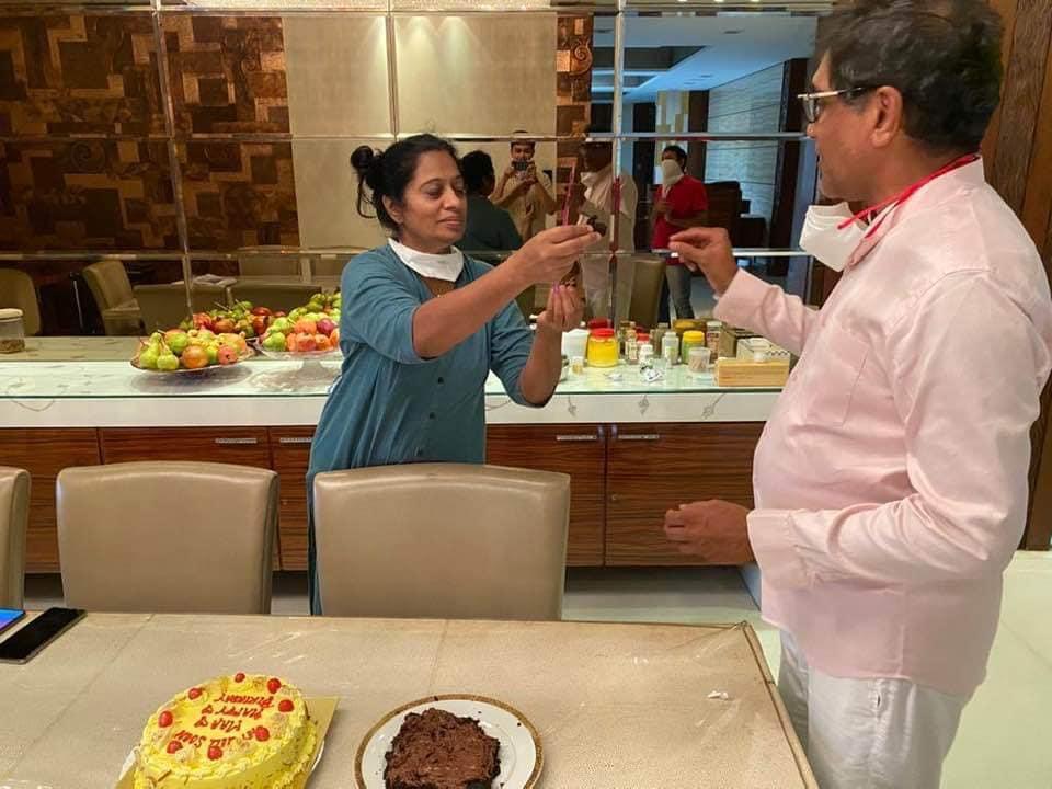 corona positive mla geeta jain celebrated birthday on isolation ward in thane