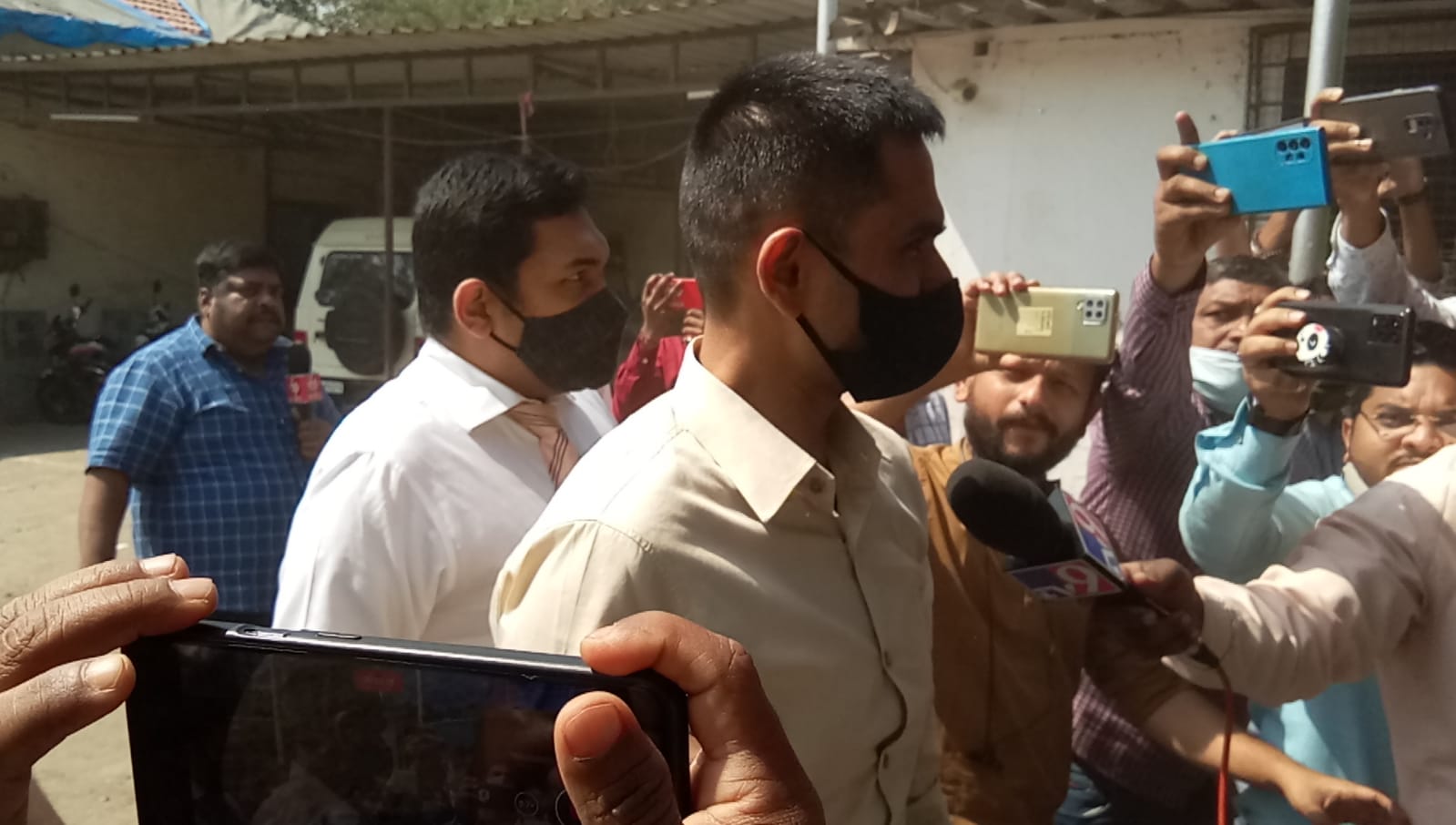 Sameer Wankhede reaches Kopri police station