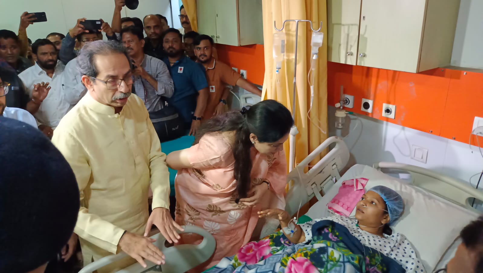 Uddhav Thackeray visited Roshni Shinde at the hospital