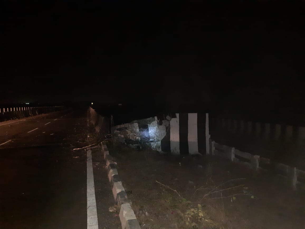 7 killed as car falls under bridge in Maharashtra, medical student died in maharashtra road accident, mla son died in road accident, maharashtra road accident news, ಮಹಾರಾಷ್ಟ್ರದಲ್ಲಿ ಸೇತುವೆ ಮೇಲಿಂದ ಕಾರು ಬಿದ್ದು ಏಳು ಜನ ಸಾವು, ಮಹಾರಾಷ್ಟ್ರ ರಸ್ತೆ ಅಪಘಾತದಲ್ಲಿ ಮೆಡಿಕಲ್​ ವಿದ್ಯಾರ್ಥಿಗಳು ಸಾವು, ರಸ್ತೆ ಅಪಘಾತದಲ್ಲಿ ಶಾಸಕ ಪುತ್ರ ಸಾವು, ಮಹಾರಾಷ್ಟ್ರ ರಸ್ತೆ ಅಪಘಾತ ಸುದ್ದಿ,