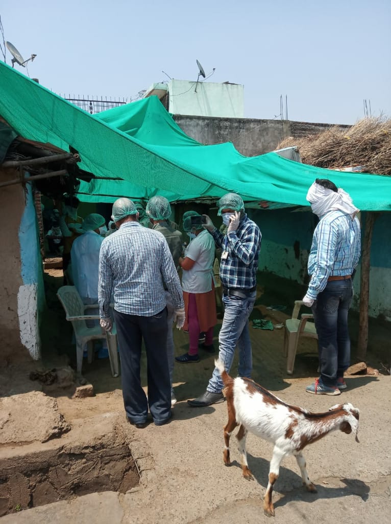 घरोघरी जाऊन तपासणी करताना वैद्यकीय चमू