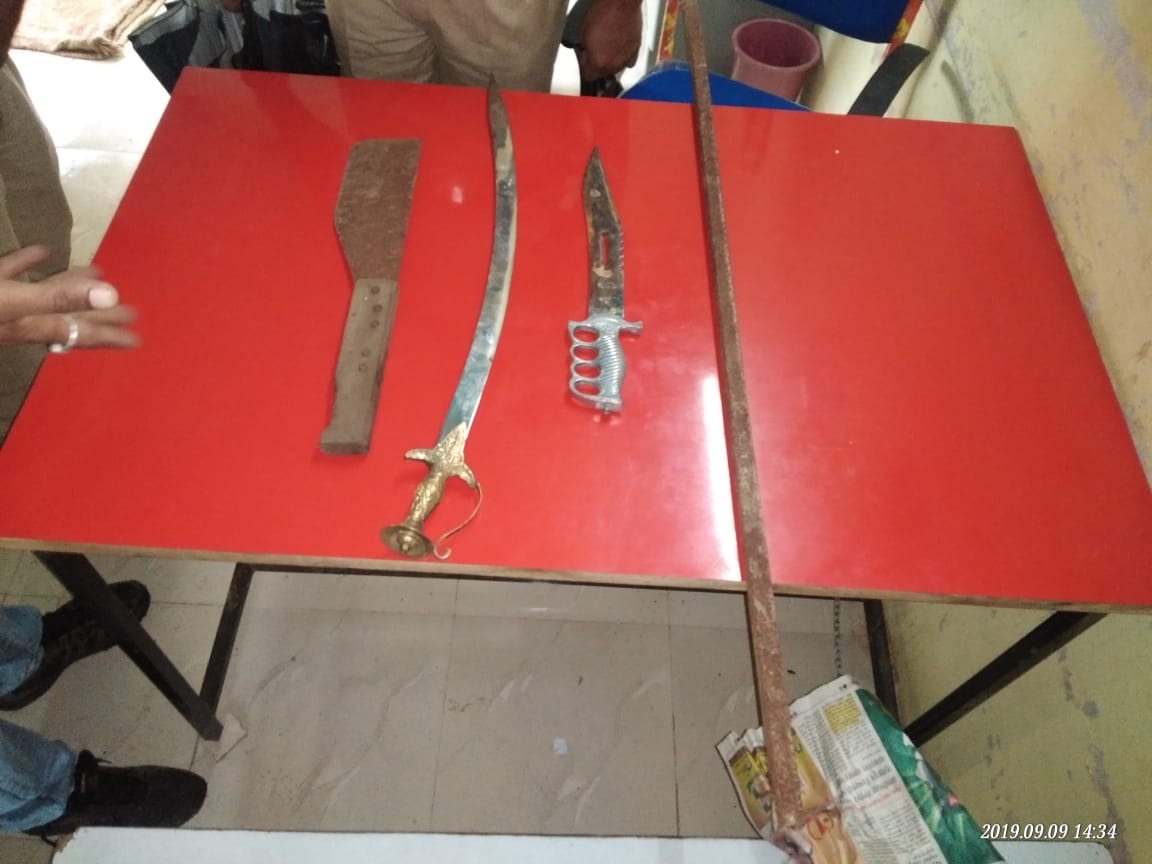 Police catch illegal weapons in Mangarulpir washim