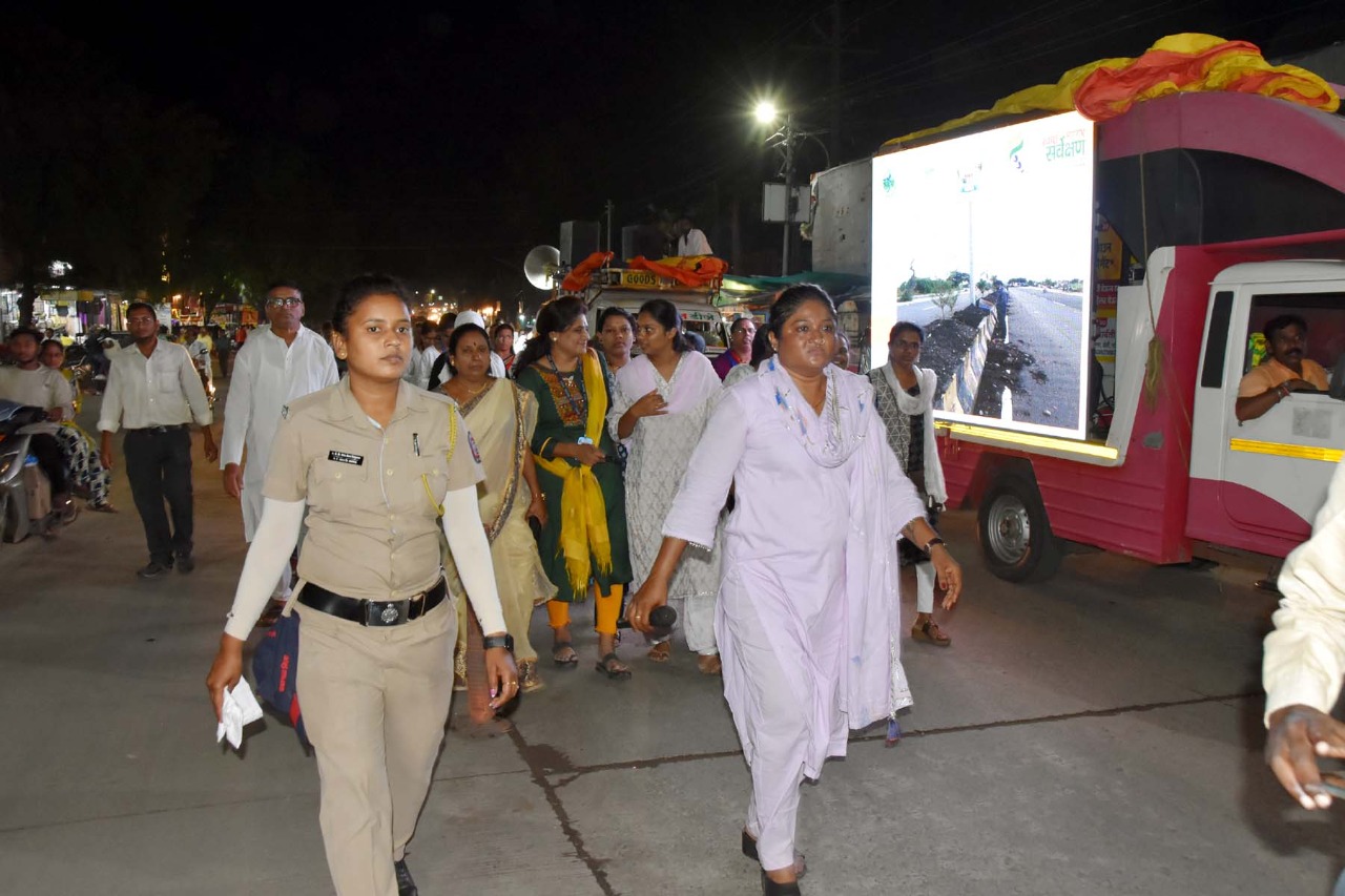 Yavatmal CEO Madhuri Madavi  in Street Play