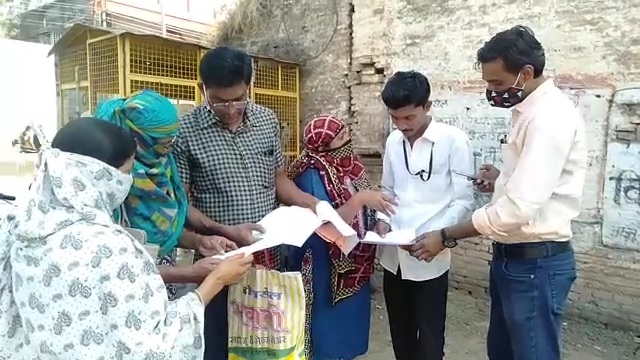 Citizens handed over to the police the person who took the money by cheating five people