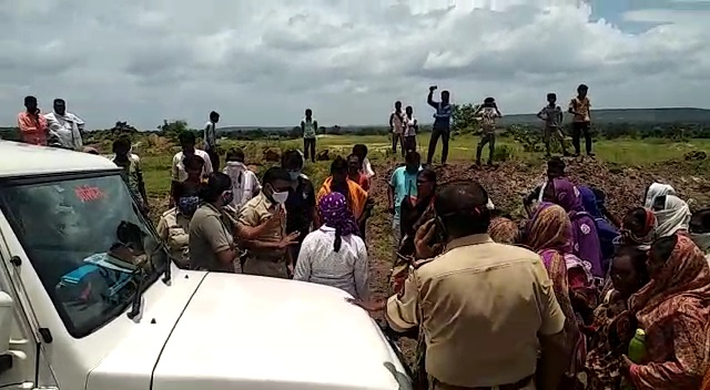 Villagers surround forest officiars and police officers vehicles in yawatmal