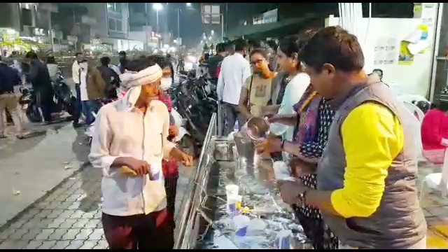 दारू नव्हे तर दूध पिऊन नववर्षाची सुरुवात