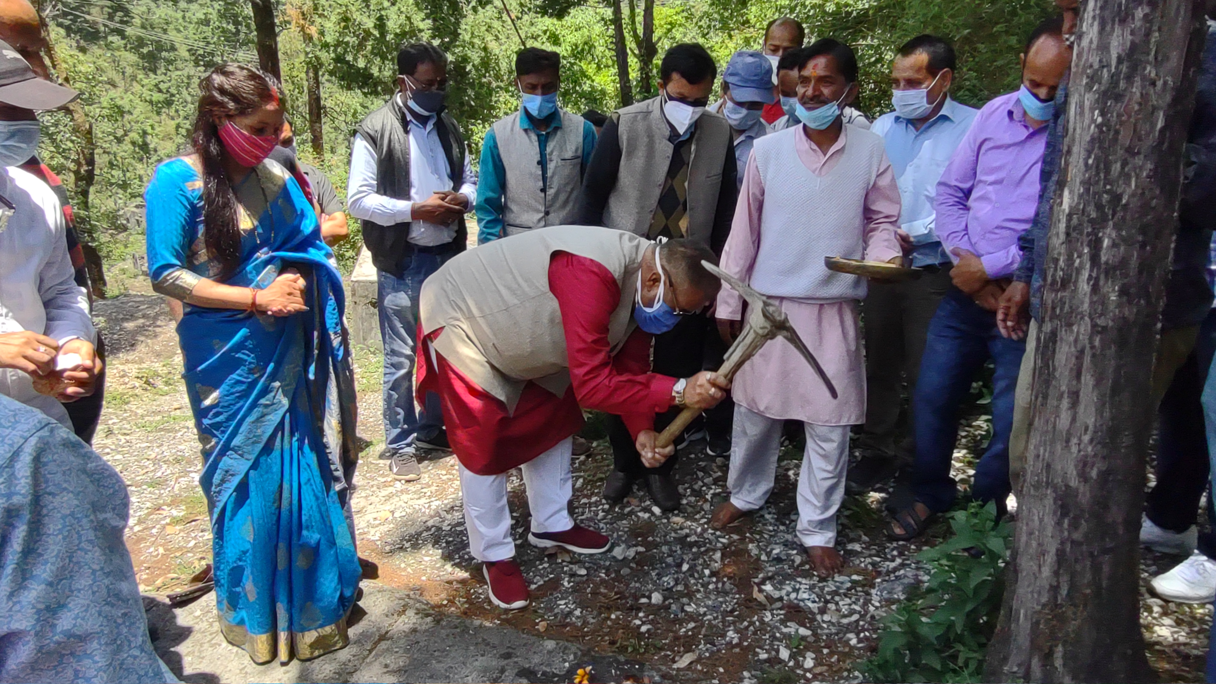 शिलान्यास करते मंत्री गणेश जोशी