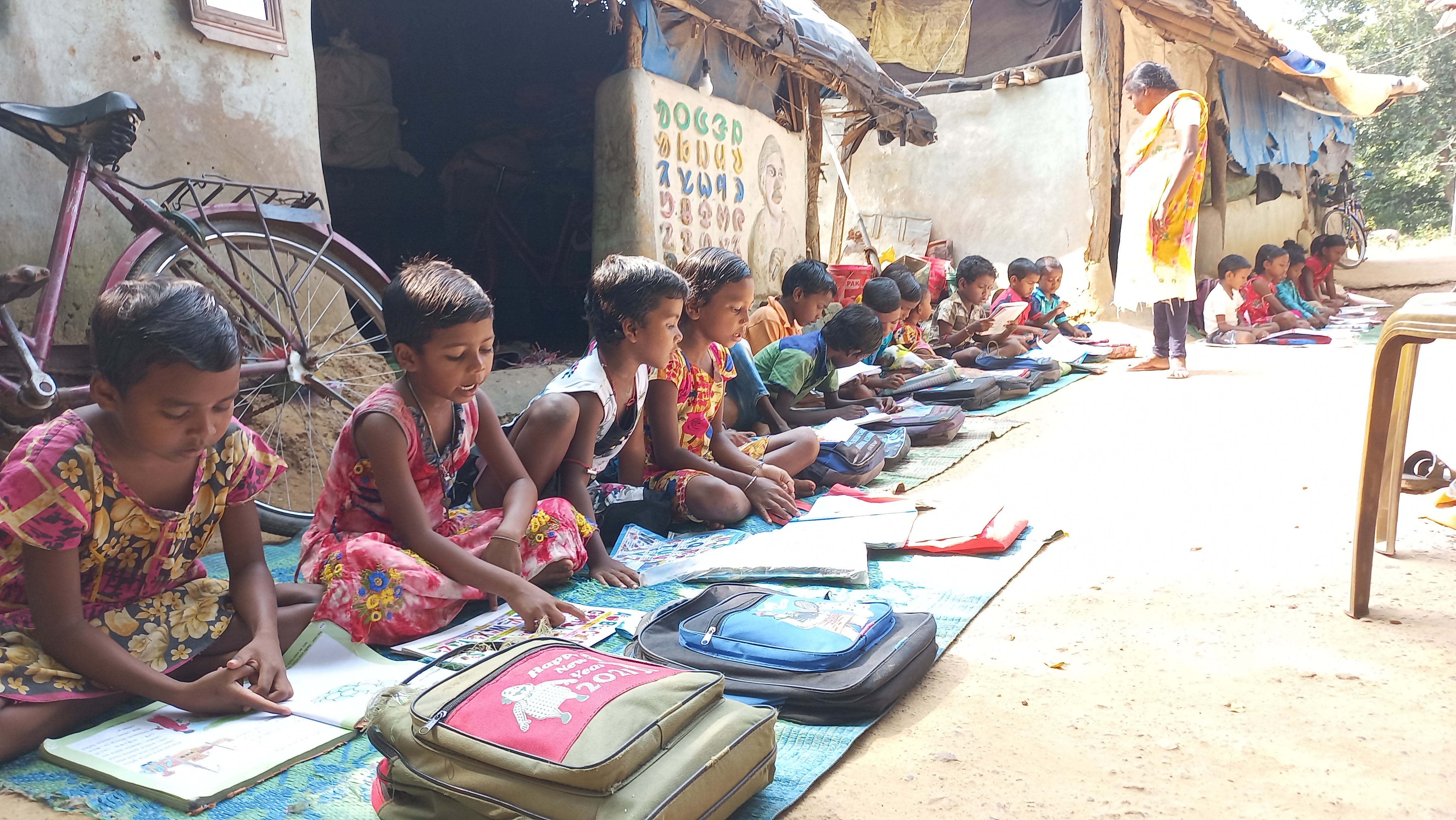 teacher-continuing-free-school-for-underprivileged-children-at-bankura-for-2-decades