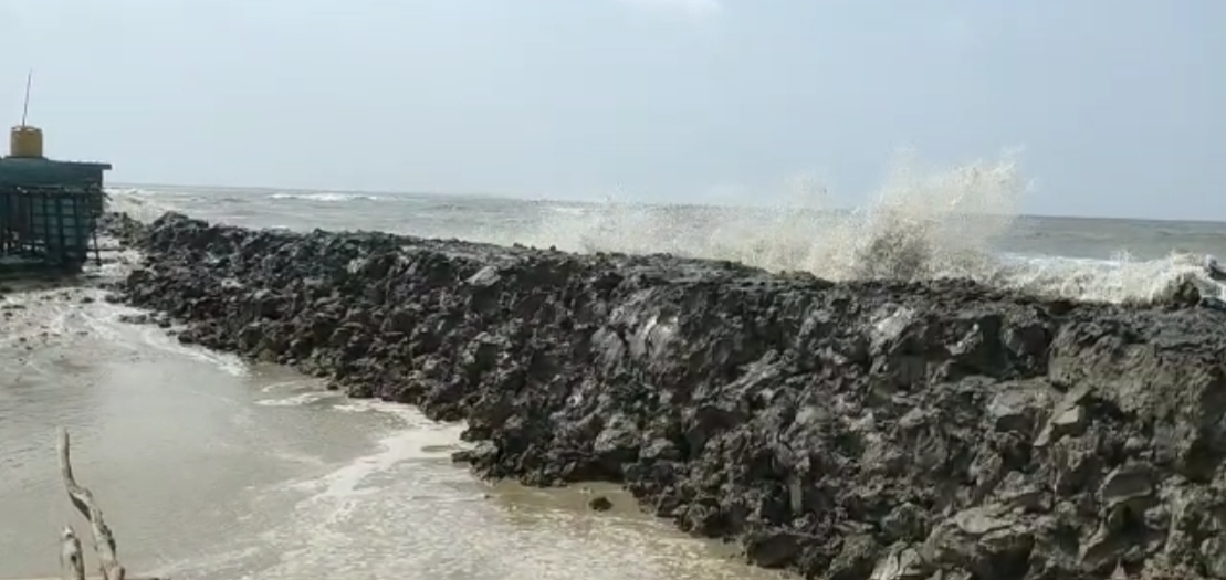 Tidal water floods Moushuni Island, tourism industry bears the brunt