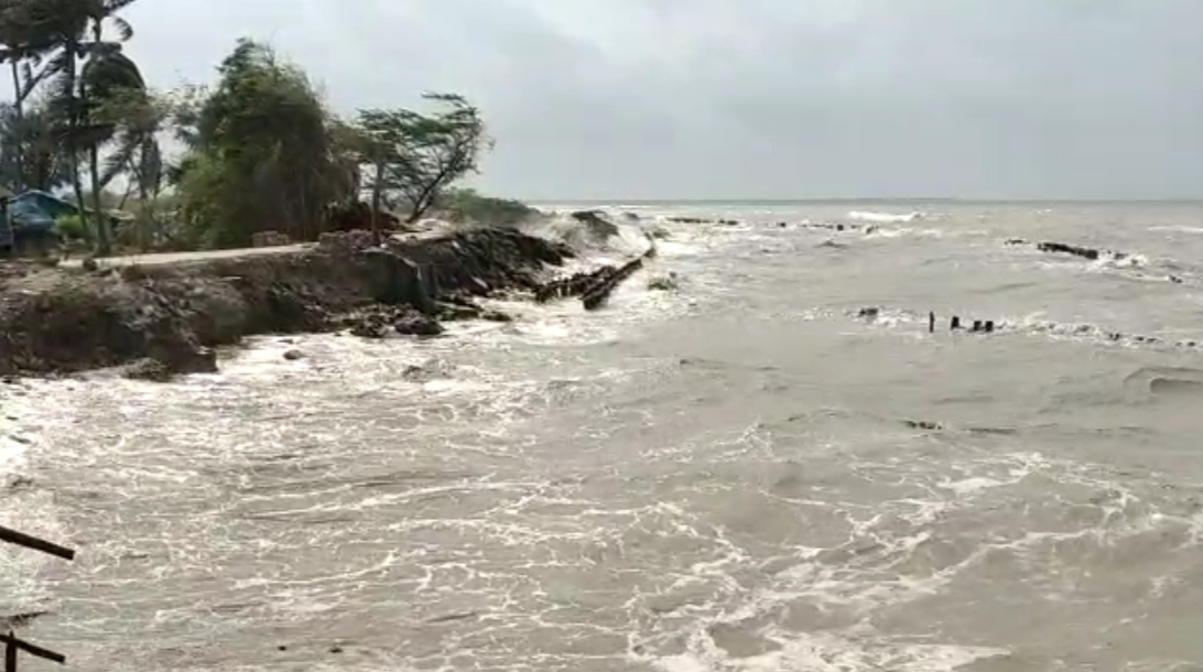 Tidal water floods Moushuni Island, tourism industry bears the brunt