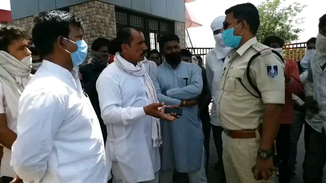 Angry farmers put a lock on agar mandi gate due to non-purchase of wheat.