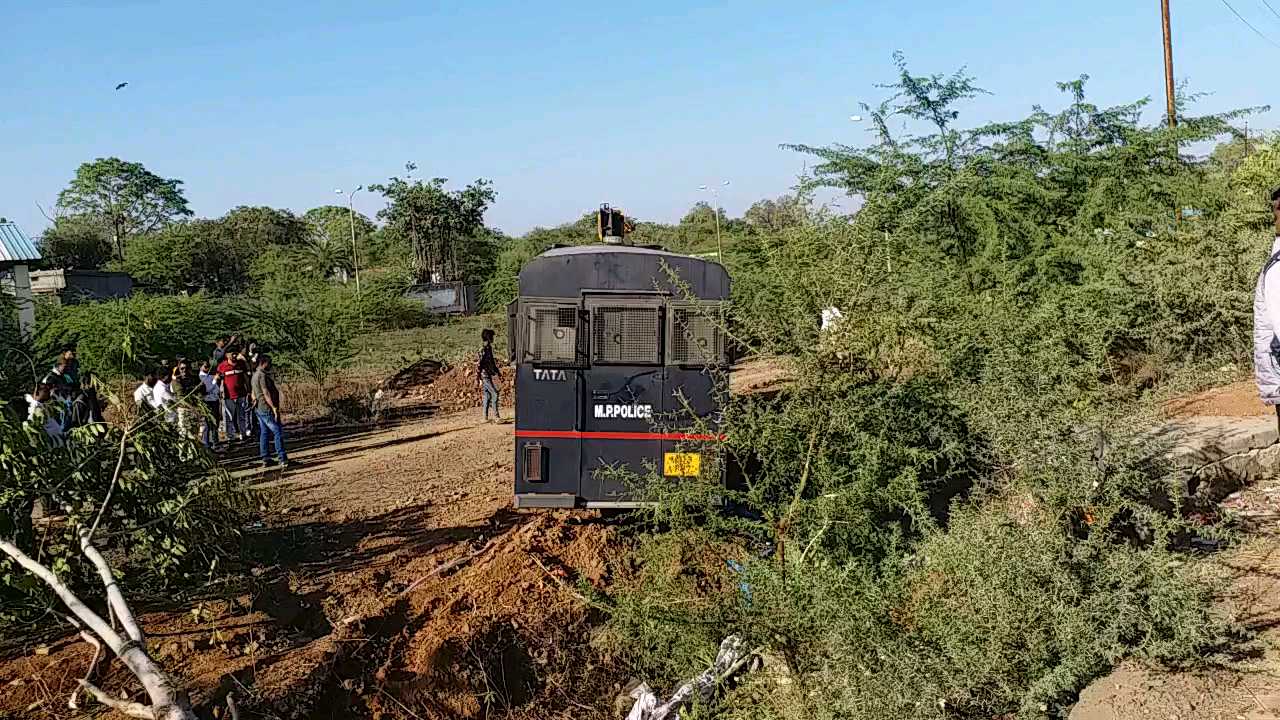 Prisoner including four policemen injured after police vehicle overturns in Agar Malwa