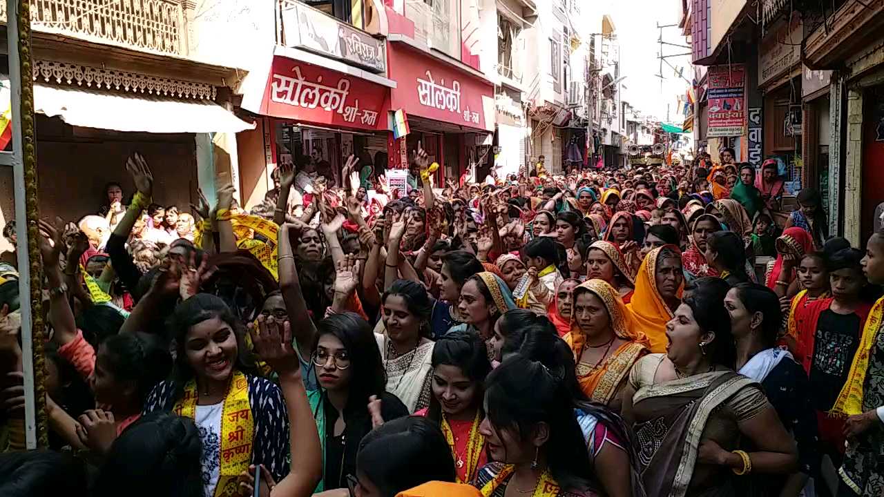 radha krishna shobhayatra taken out in agar malwa of malipura