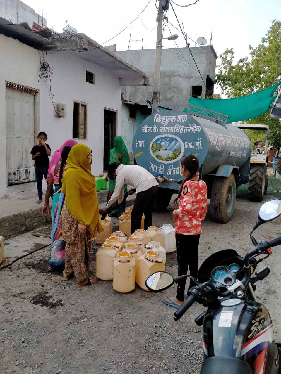 International shooter Sanjay Singh is distributing free water in Tanodia village of agar