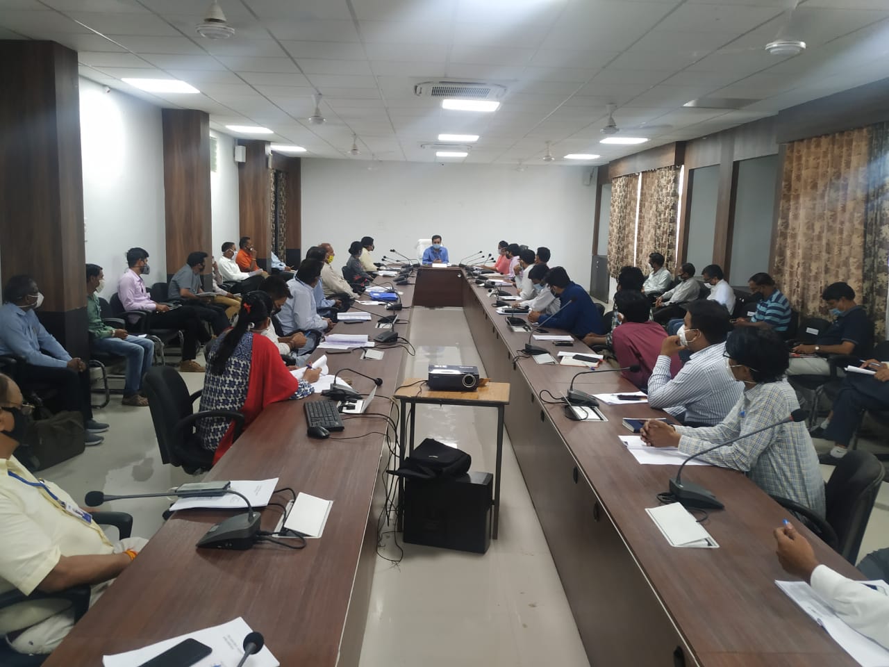 Collector Avdesh sharma took meeting of District Level Bankers Advisory Committee in agar