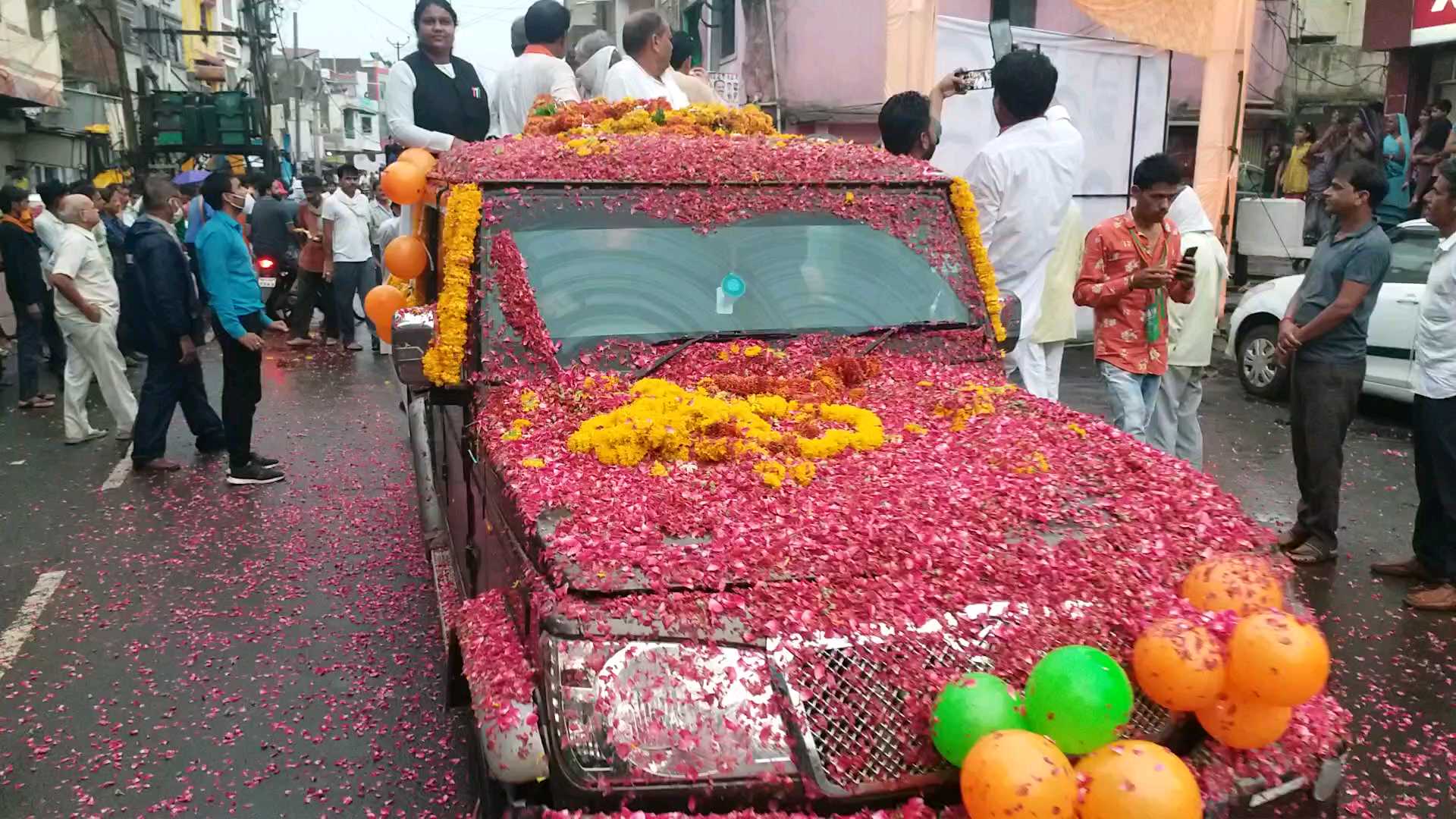 Citizens welcomed with flowers