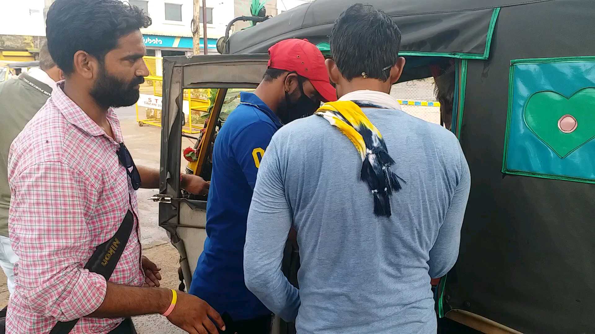 Social workers sit in old age in auto