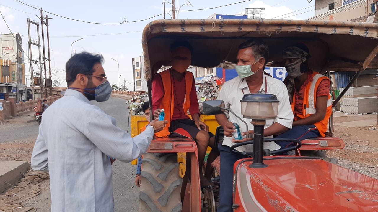 Former MLA Jajpal Singh gave sanitizers to Corona warriors in Ashoknagar