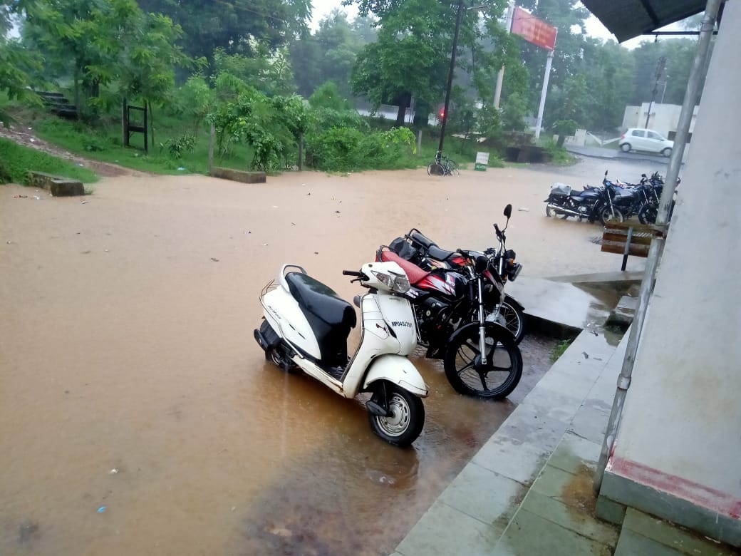 Waterlogging on the roads due to rain