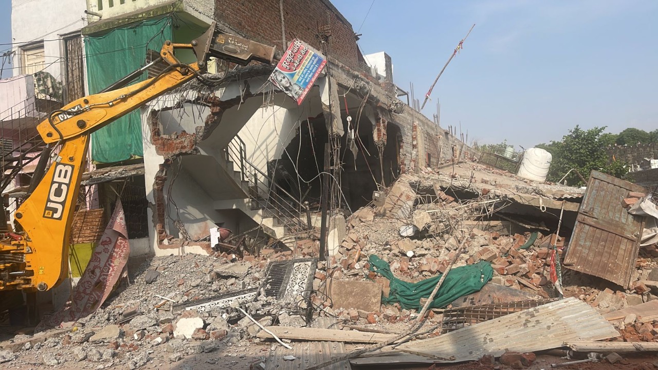 Bulldozer run on accused houses in barwani
