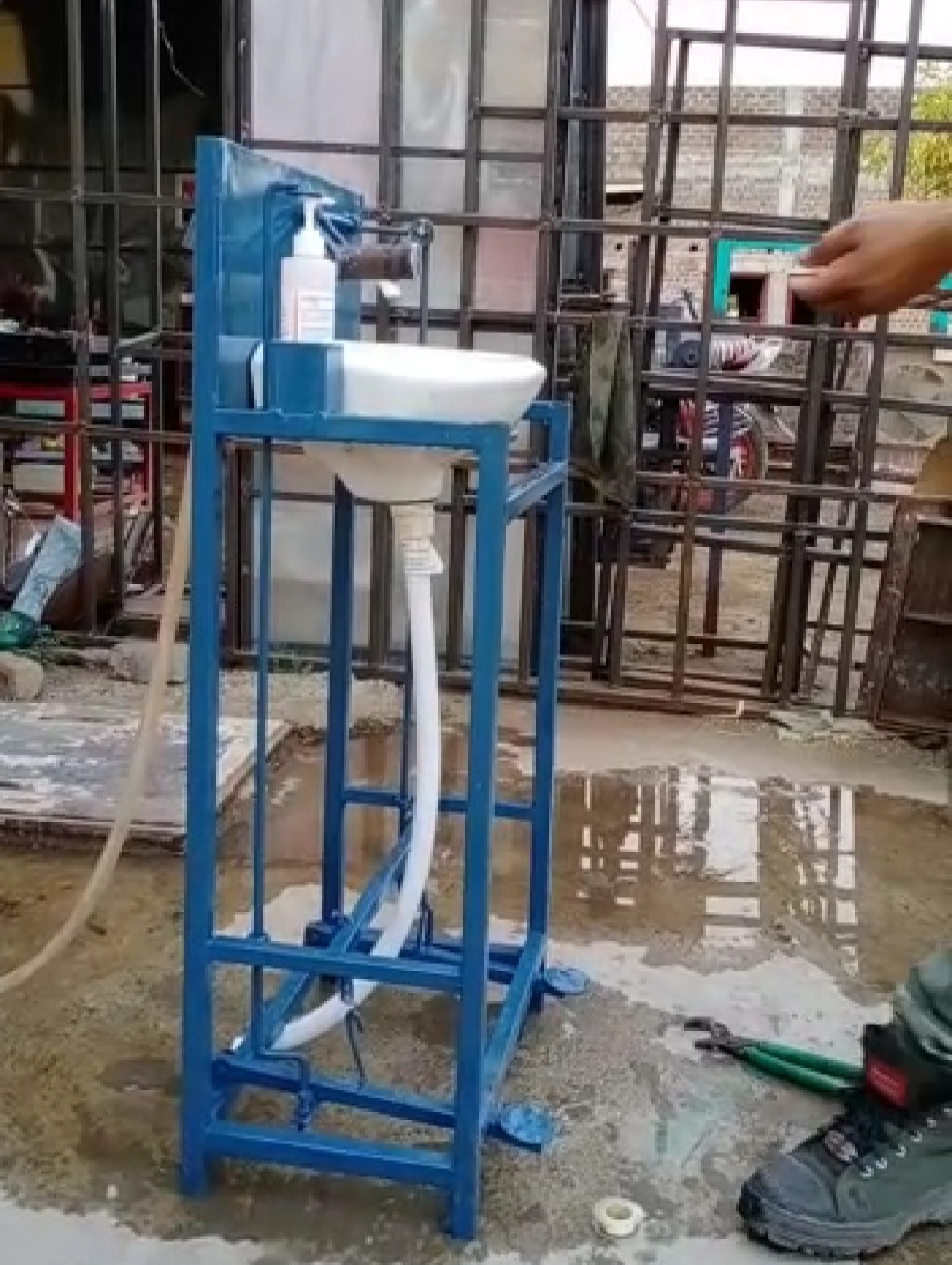 Handwash machine prepared from jugaad in Barwani