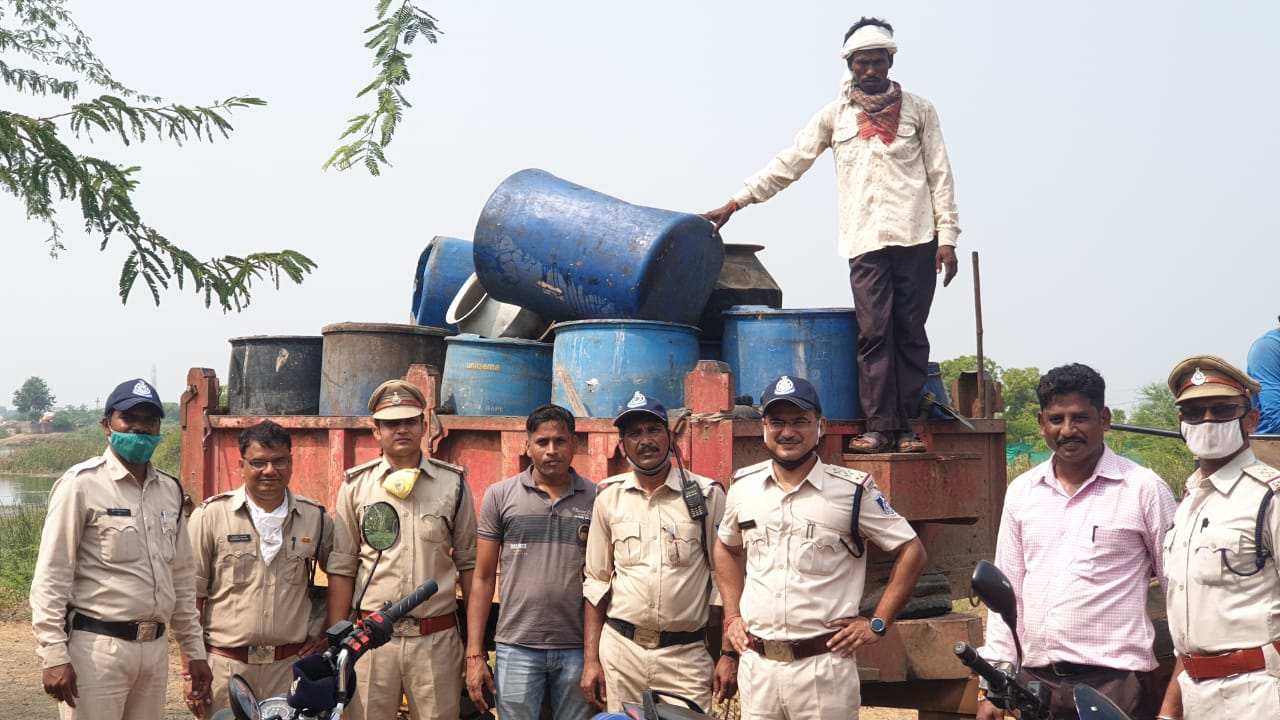 Police takes action against liquor mafia in barwani