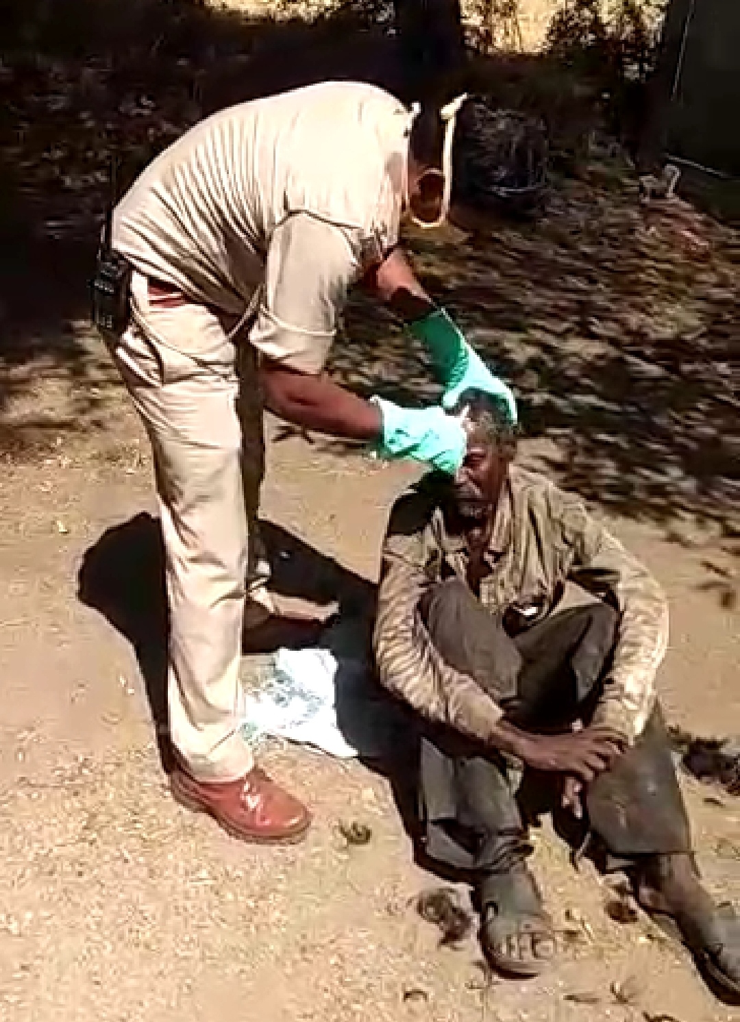 Corona warrior policeman took care of the retarded young man in barwani