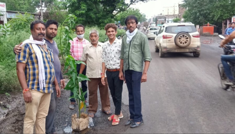 Social workers planted plants in pits of Indore-Ichhapur highway