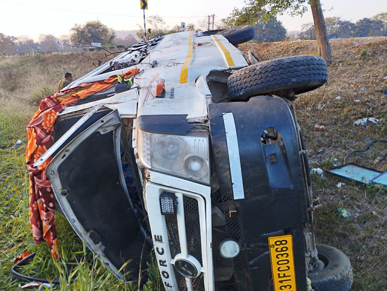 bus and car collided in betul