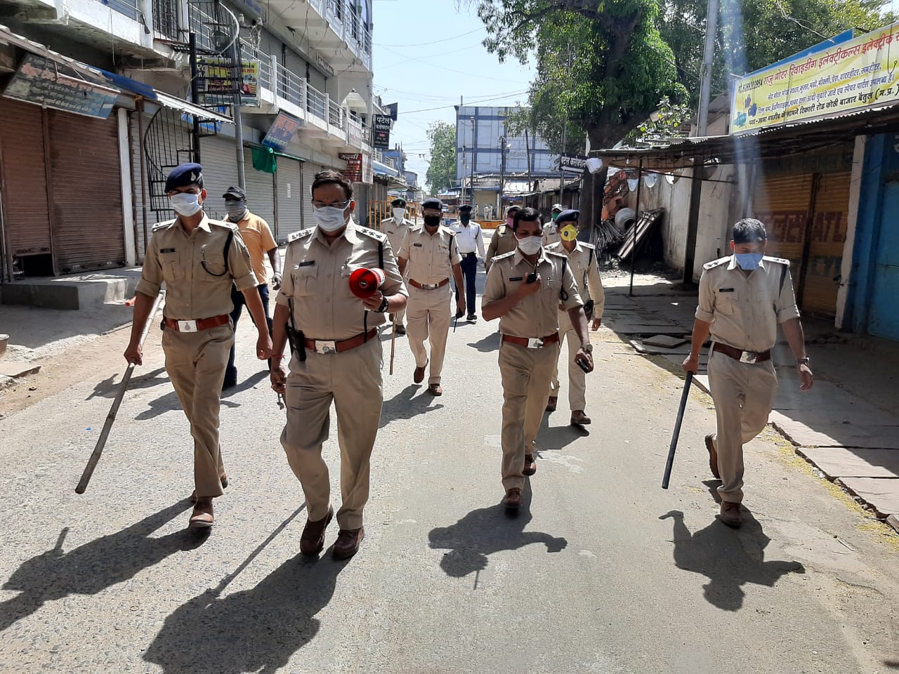 पुलिस ने निकाल प्लैग मार्च