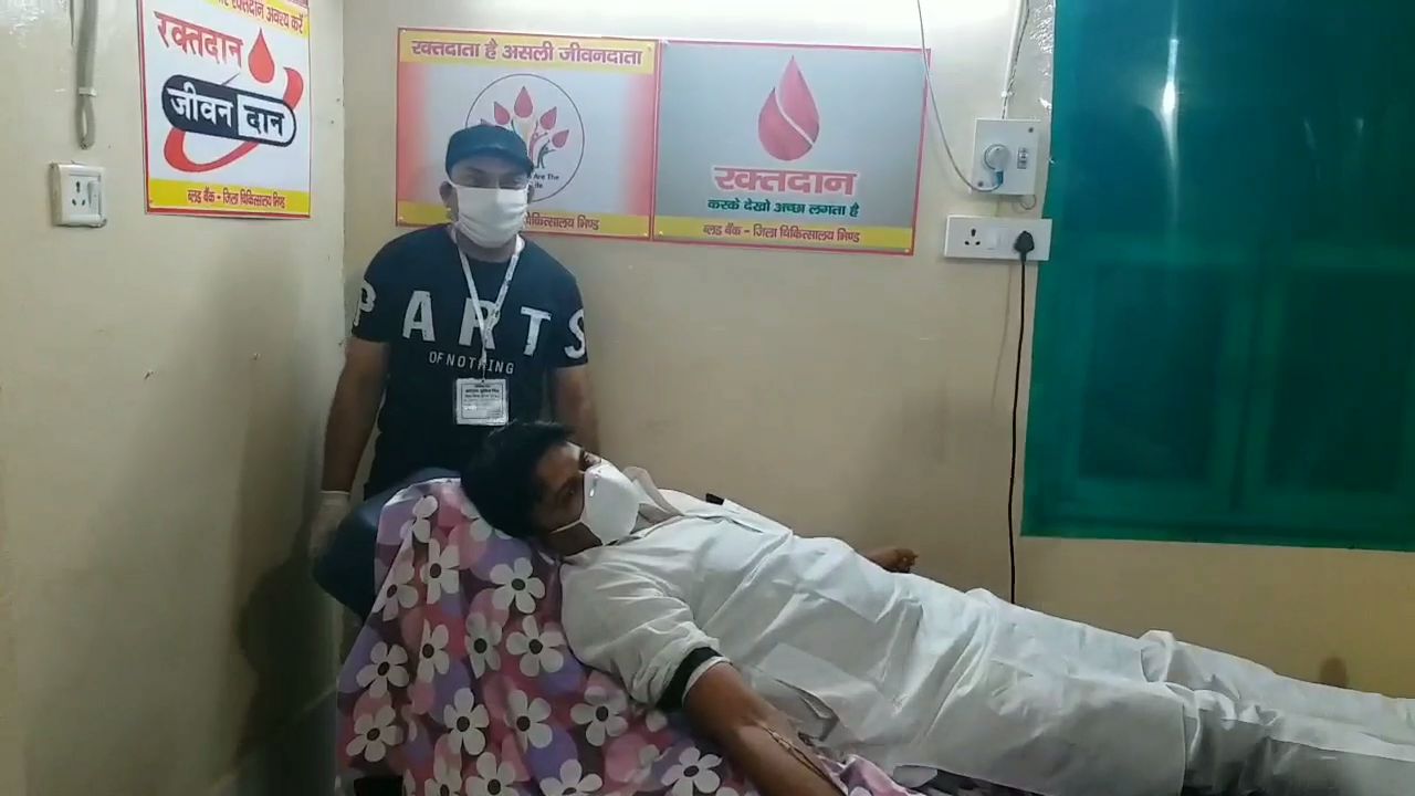 रक्तदान करते भिंड विधायक संजीव कुशवाहा