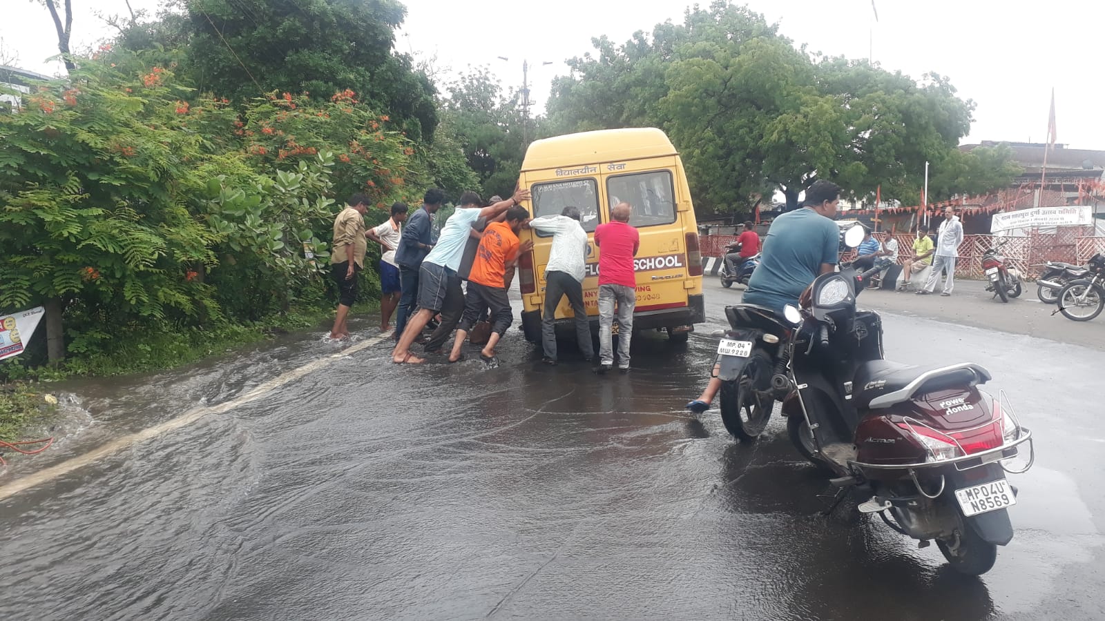 School bus stuck in pit in Bhopal