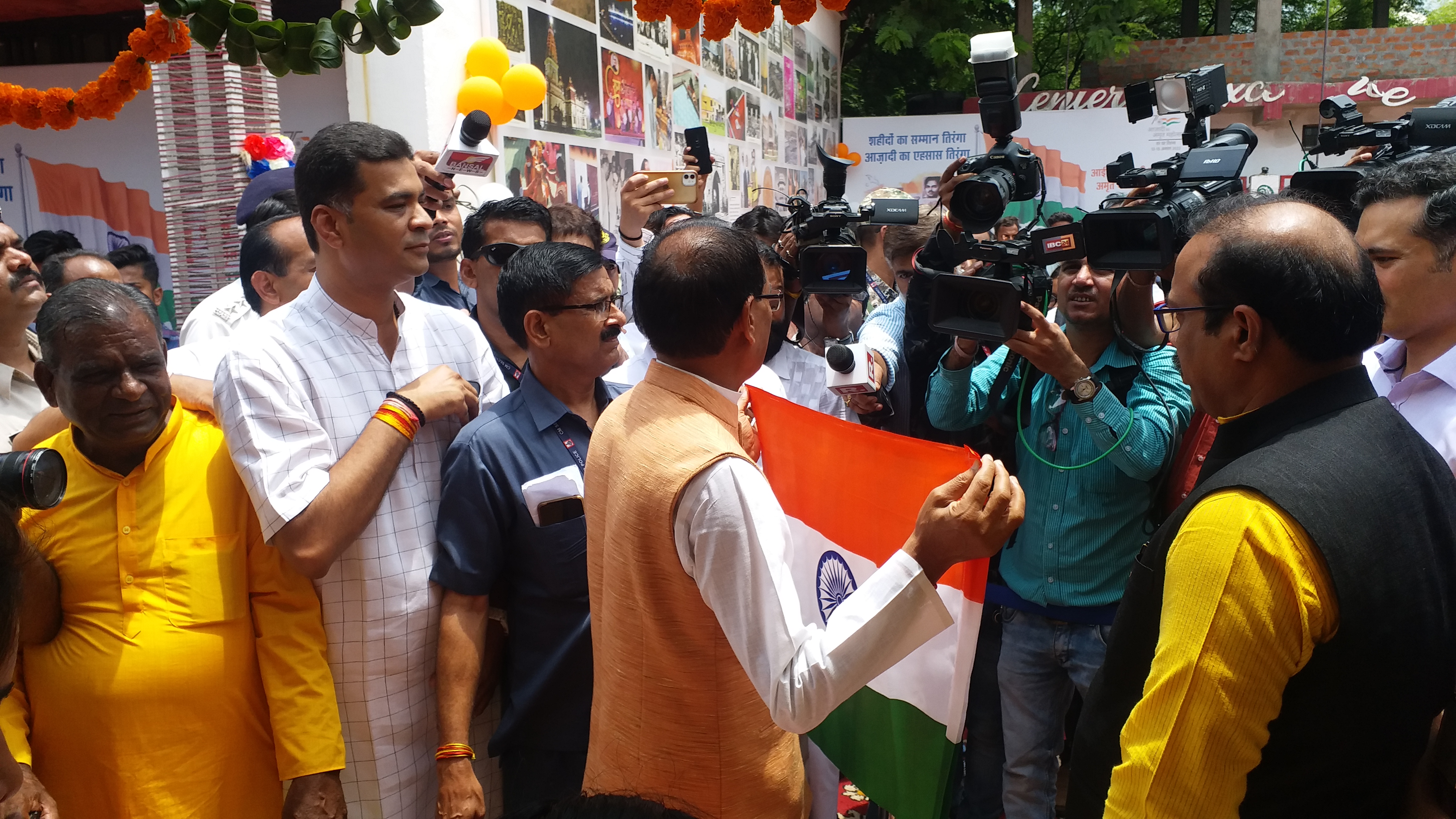 CM Shivraj Bought Tiranga