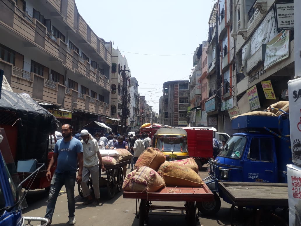 Crowd of people engaged in Jumeirati wholesale market