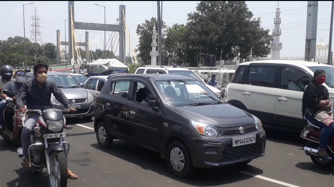 Line of vehicles on Raja Bhoj Setu