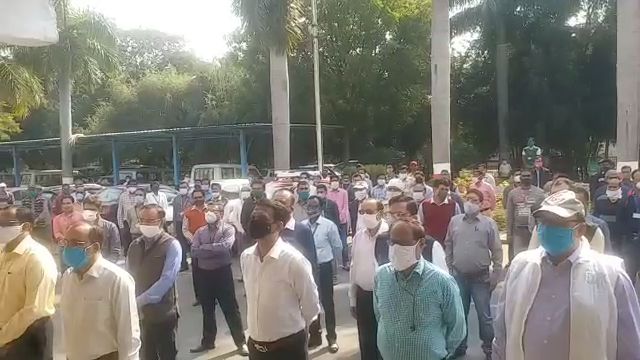 bhopal DRM Uday Borwankar addresses employees on Constitution Day