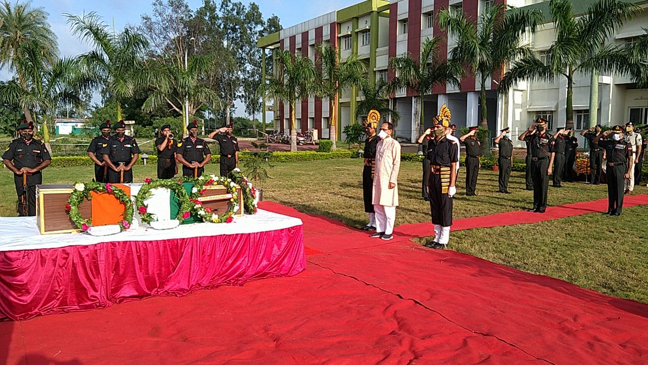 cm shivraj singh pay floral tribute