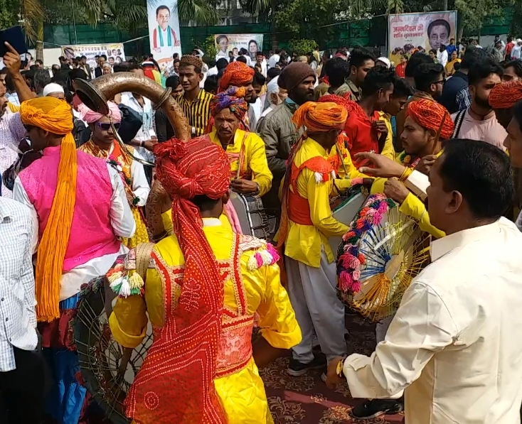 cong bjp race to woo tribal voters politics