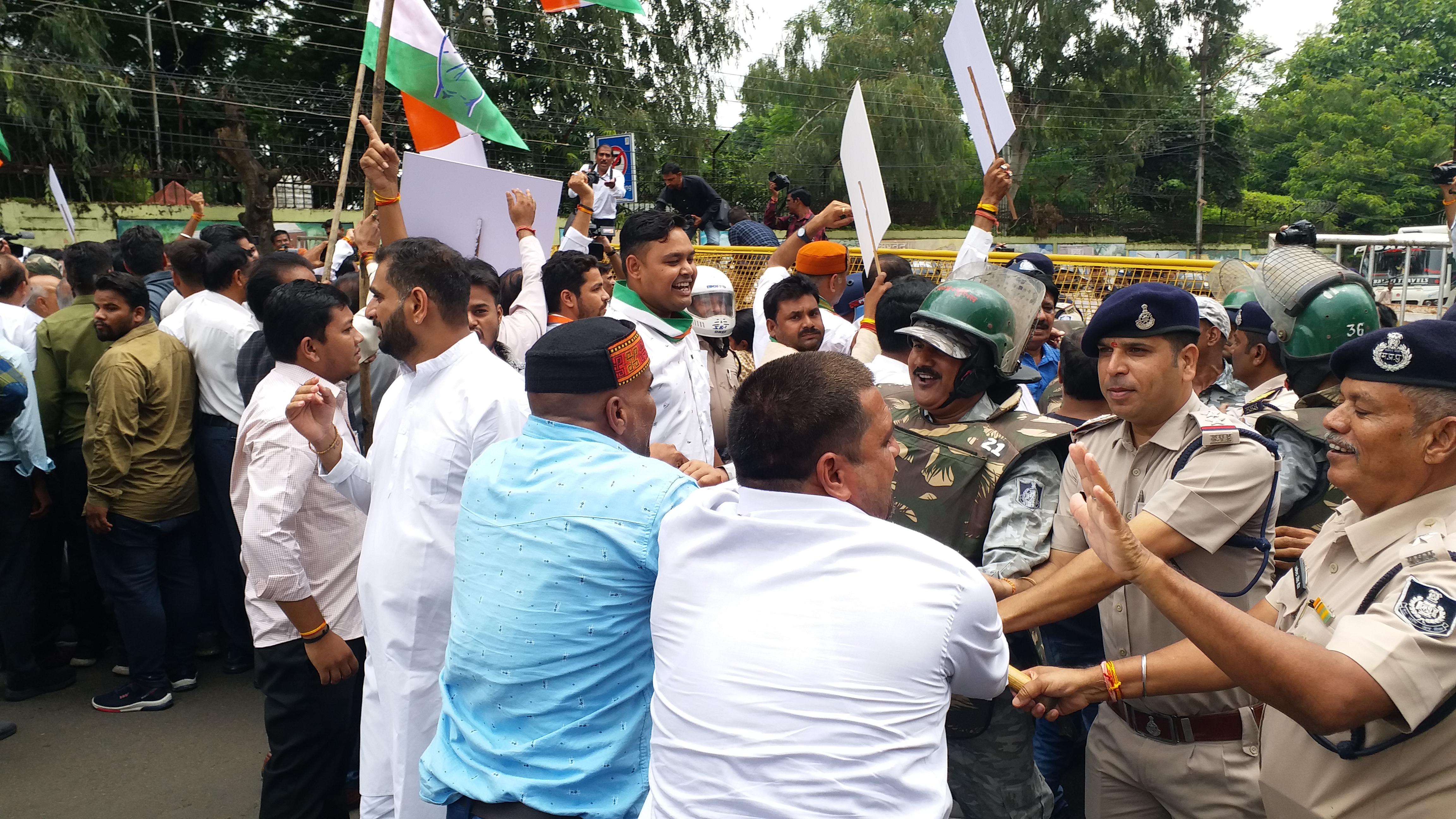 Congress leader Clash with police