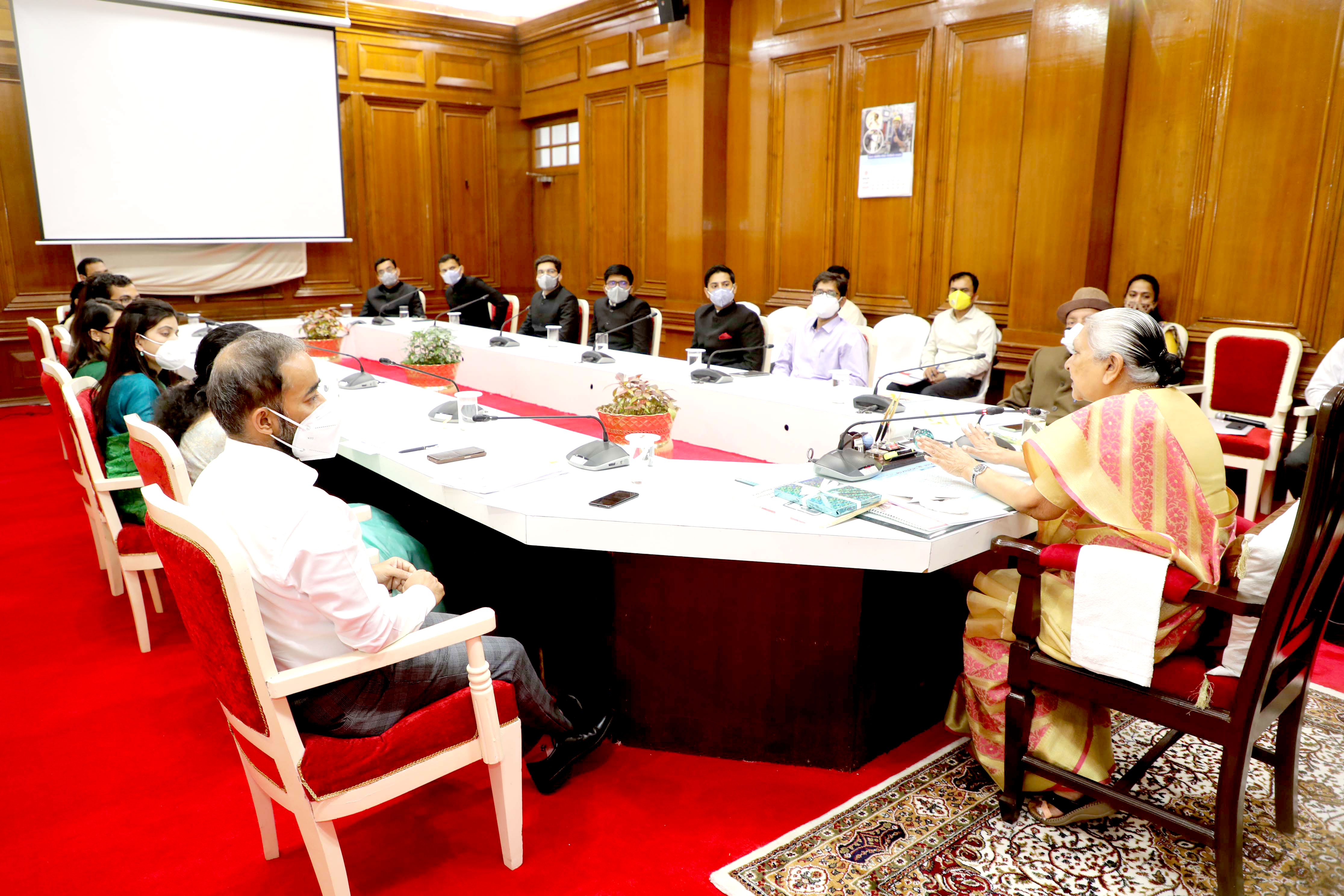 governor-anandi-ben-patel-meets-and-advises-trainee-ias-officers-in-bhopal