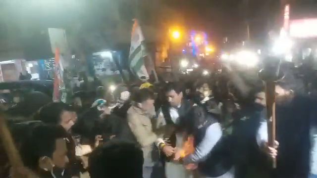 Fire in clothes of Youth Congress worker in Bhopal during mashaal juloos