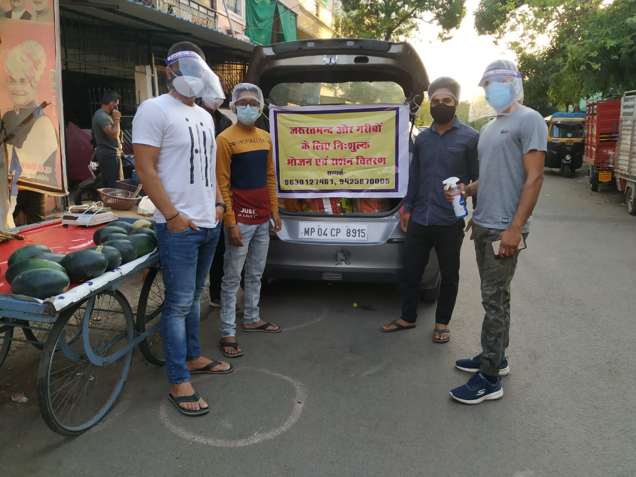 social workers distributing food packet and ration in bhopal