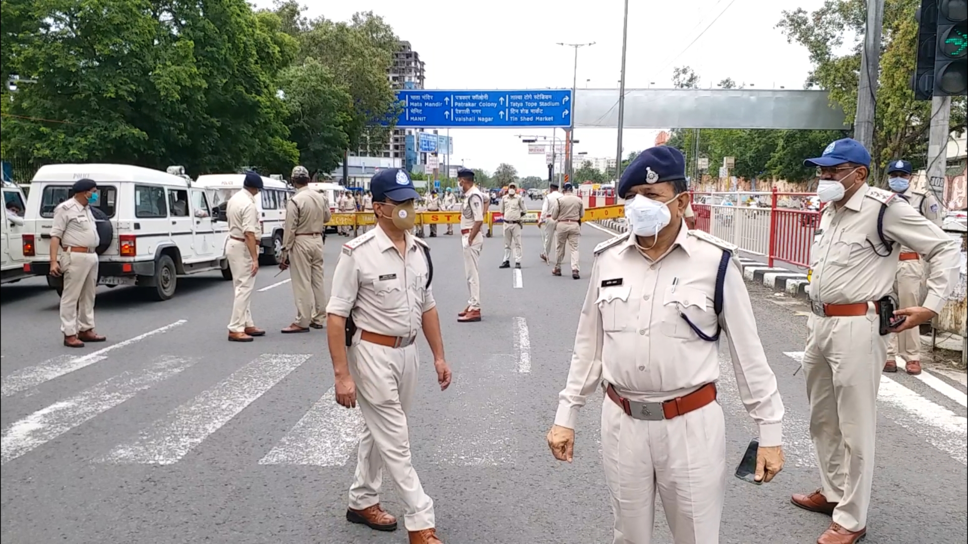 लगातार ड्यूटी पर तैनात रहते है पुलिसकर्मी