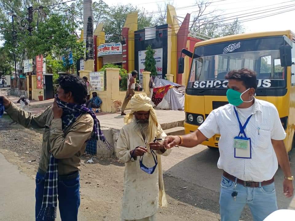 bhopal-district-administration-distributed-masks-to-poor-and-destitute-people