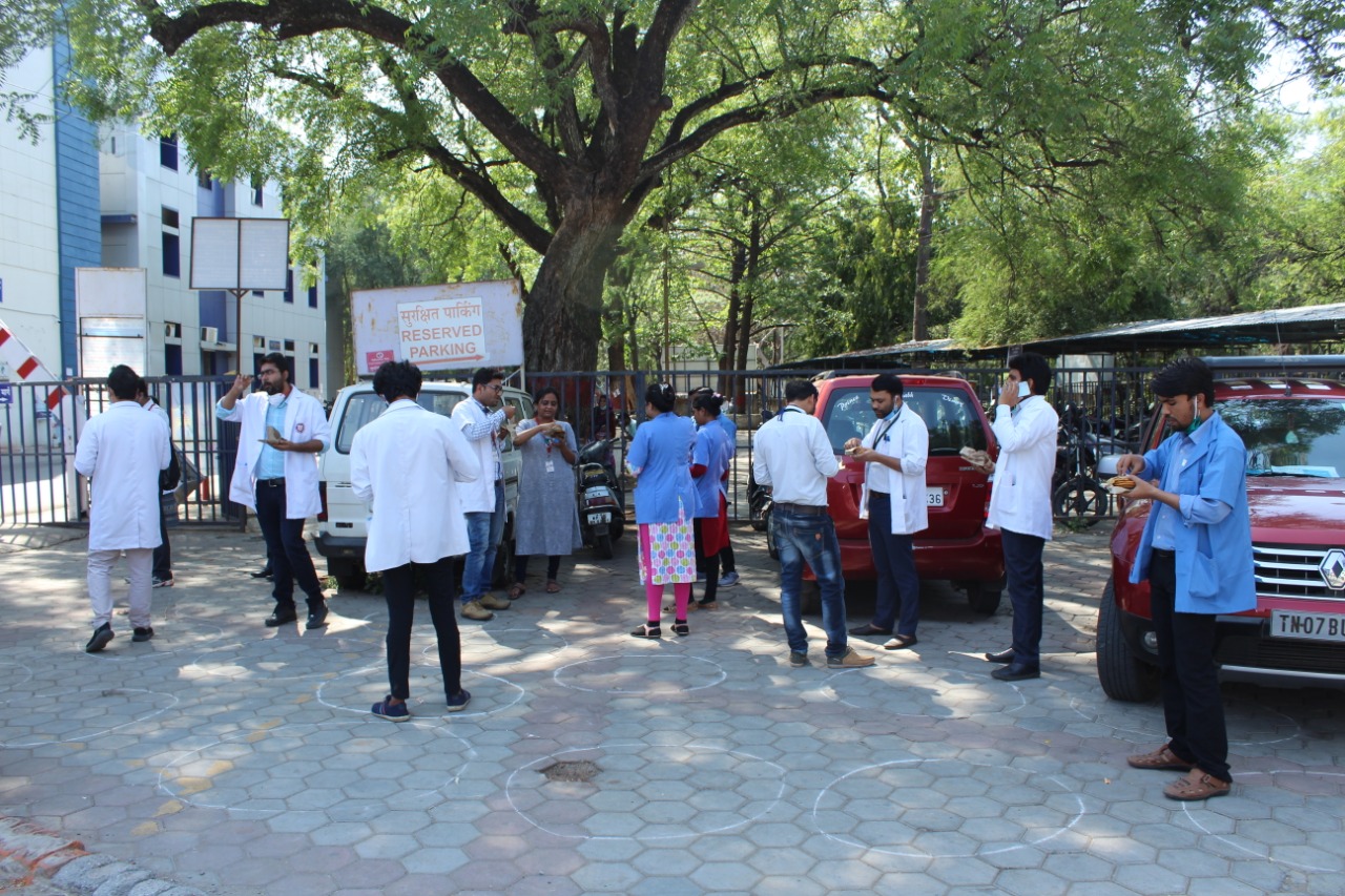 radio police distribute food packets to jp hospital bhopal